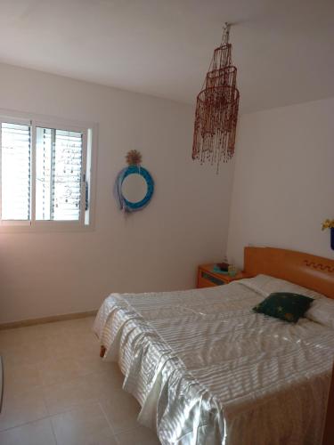 阿罗纳Casas viejas的一间卧室设有一张床、一个窗口和一面镜子