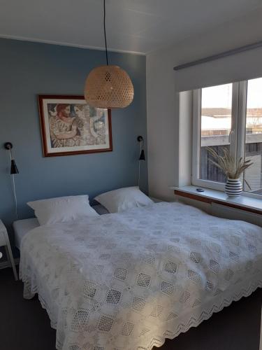 维泽桑讷Apartment Fanny的卧室配有一张带白色棉被的床和窗户。