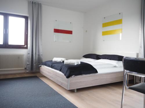 林茨VILLA LANZO Linz的一间卧室设有一张床和一个窗口