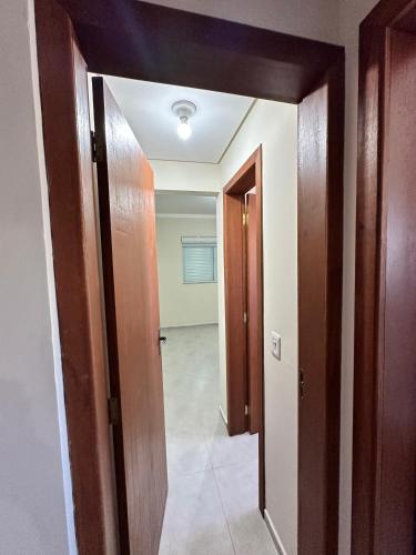 弗洛里亚诺波利斯Condomínio Maria Eduarda bloco C的走廊上设有两扇门,走廊上设有客房