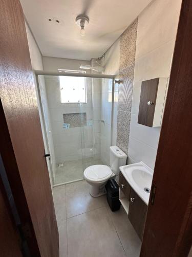 弗洛里亚诺波利斯Condomínio Maria Eduarda bloco C的带淋浴、卫生间和盥洗盆的浴室