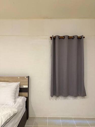 曼谷Chubby 5 Room 5的卧室的墙壁上设有黑色窗帘