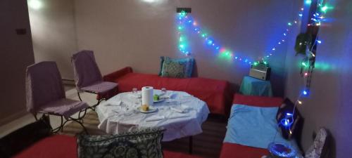 TagouniteSAHARA EXPERTISE的配有桌椅和灯的房间