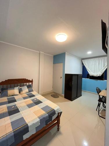 塔拉拉Condominio Confortable的一间卧室配有一张蓝色和白色的床