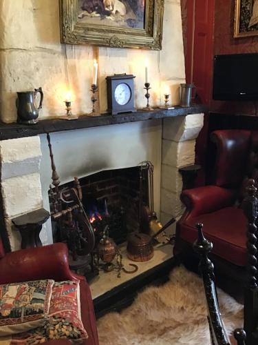 南安普敦The Old Merchants House - The Highlands Room的客厅设有壁炉、时钟和椅子