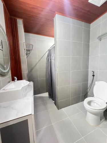 阿拉米诺斯卢尔德度假屋的一间带卫生间和水槽的浴室