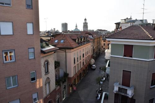 布斯托阿西齐奥One Flat/studio,Busto Arsizio[Center,with terrace]的城市街道的空中景观和建筑