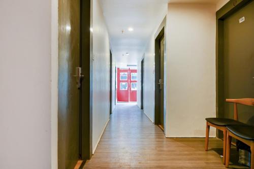 布巴内什瓦尔Townhouse Hi5 Aditya International的大楼内带红色门的走廊