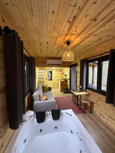 里泽Nayon Tiny House的配有木制天花板的客房设有大浴缸。