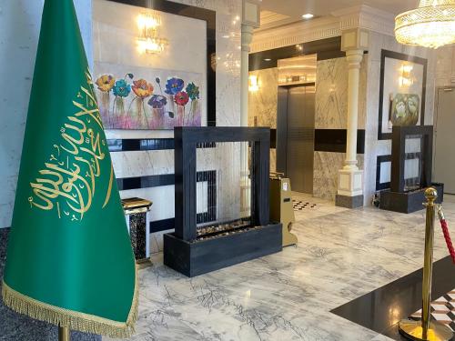 麦加فندق زهرة الياسر مكة的酒店大堂的旗帜