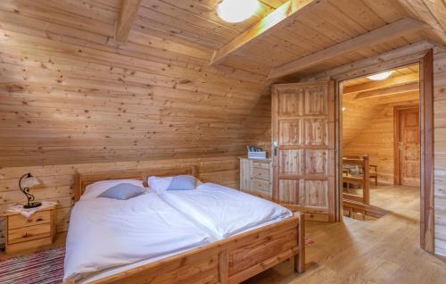 戈斯皮奇Kuća za odmor Balenović的小木屋内一间卧室,配有一张床