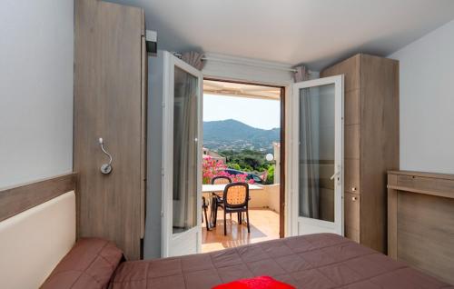 卡尔热斯Hôtel et Résidence Ta Kladia - Omigna的一间卧室设有一张床,享有阳台的景色