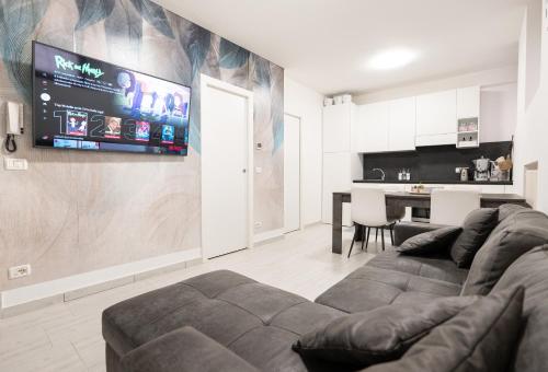 萨罗C-Apartment Lake Garda的带沙发和平面电视的客厅