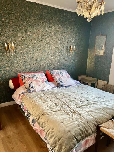 奥登河畔的布雷特维尔Chez Toinette的一间卧室配有一张带绿色墙壁的床