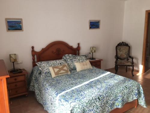 比利亚里科斯Villaricos的一间卧室配有一张大床和一把椅子