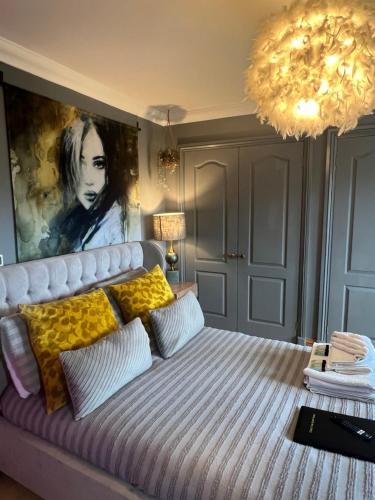 什鲁斯伯里Boutique Shrewsbury Rooms的一间卧室配有一张壁画床