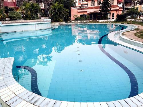 科尔瓦Luxurious 1BHK with a Pool AniRah Homes in Colva的蓝色海水大型游泳池