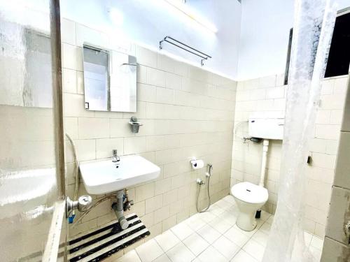 科尔瓦Luxurious 1BHK with a Pool AniRah Homes in Colva的白色的浴室设有水槽和卫生间。