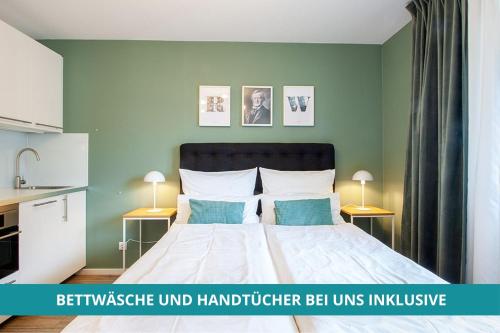 拜罗伊特Apt Wahnfried Nr1 - Cityapartment mit Küche, Duschbad, Balkon, Parkplatz - zentral aber ruhig的一间卧室设有一张带绿色墙壁的床