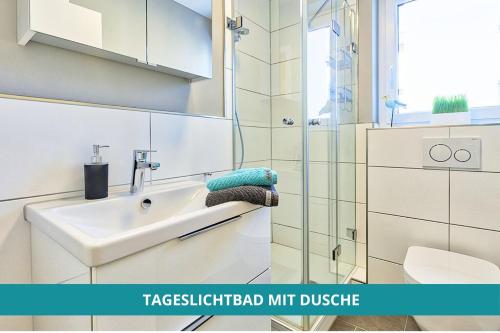 拜罗伊特Apt Wahnfried Nr1 - Cityapartment mit Küche, Duschbad, Balkon, Parkplatz - zentral aber ruhig的一间带水槽和淋浴的浴室