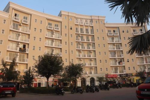 马图拉Hotel Shyam Basera的一座大型建筑,前面停有摩托车