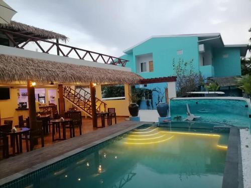 福拉杜岛Island Luxury Dive Hotel - Fulhadhoo的一座带游泳池和一间餐厅的别墅