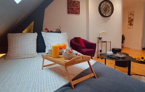 凯恩Appartement F2 idéalement situé的一间卧室配有一张带桌子和椅子的床