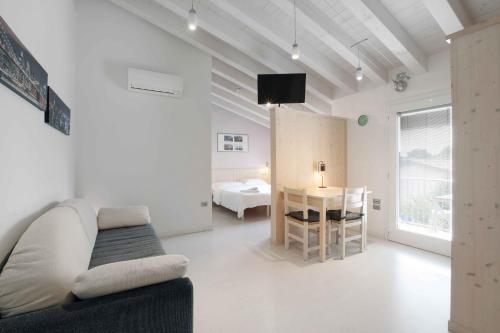 博尔索-德尔格拉帕Residence Gonda&Giuliano的白色的客厅配有沙发和桌子