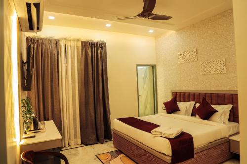 阿格拉Anirudh Homestay的酒店客房设有床和窗户。