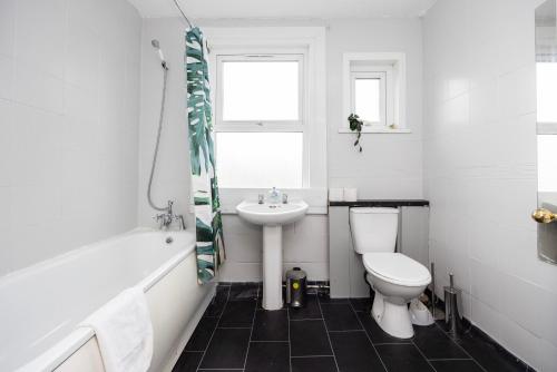 伦敦Spacious 3 BR Near Walthamstow Station - 10 Min Walk的白色的浴室设有水槽和卫生间。