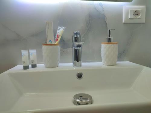 格勒姆BP Beach Apartment的浴室盥洗盆,配有牙刷和2杯
