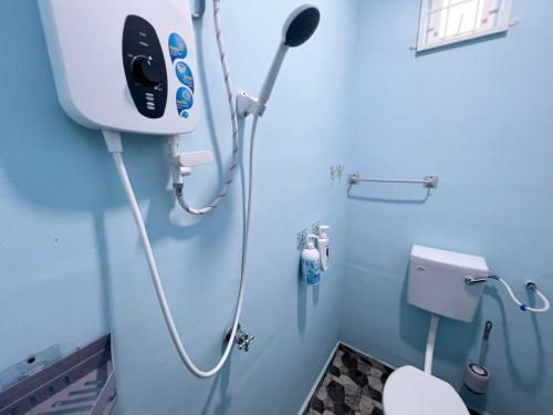 Kampong Gok KaporHH Homestay Dungun的蓝色的浴室设有卫生间和淋浴。