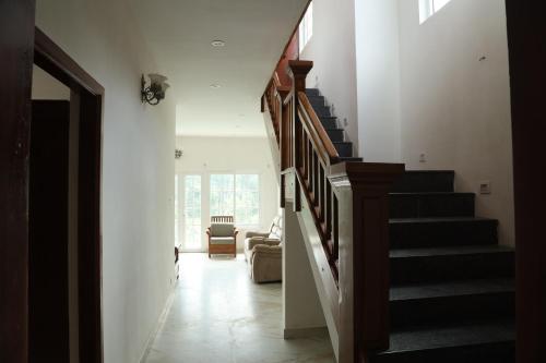 科塔吉里Pear Tree Luxe Entire 3BHK Mansion的房屋内带楼梯的走廊