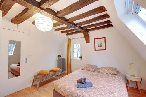 图尔Cœur de Ville - T3 - 6 personnes - Arrivée Autonome的一间卧室配有一张床,天花板拥有横梁