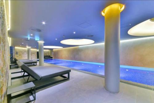 伦敦Luxury apartment in Canary Wharf的游泳池,位于酒店带游泳池的房间