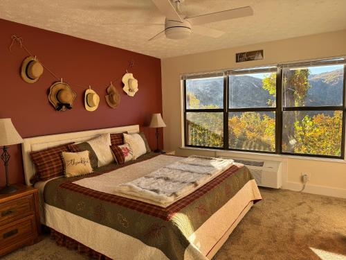 BusickAlpine Village Resort的一间卧室设有一张床和两个大窗户