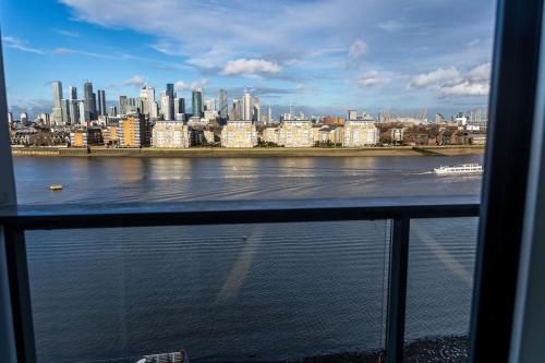 伦敦Luxury 2 bed- 2 bath Riverside Haven的从河流欣赏到大城市的景色