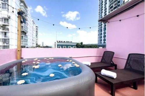 圣胡安610@Miramar的阳台的热水浴池,配有两把椅子