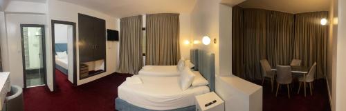 丹吉尔Crystal boulevard hôtel的一间酒店客房 - 带一张床和一间浴室