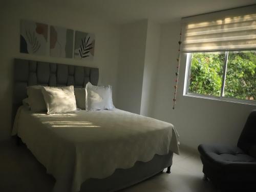 萨瓦内塔Apartamento nuevo, próximo al metro y CC Mayorca的卧室配有白色的床和窗户