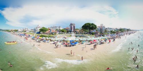 弗洛里亚诺波利斯Hotel Vila Mar的一群人,在海滩上