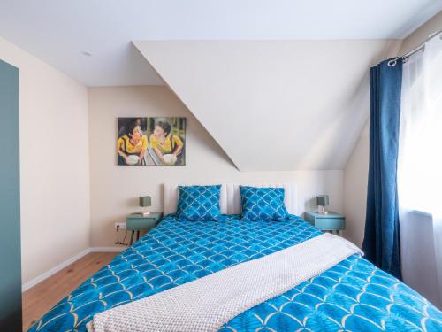 斯特拉斯堡Charmant Cocon au Neudorf的一间卧室配有蓝色的床和蓝色枕头