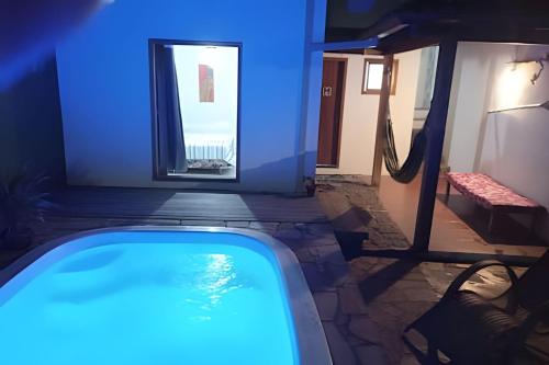 帕拉蒂Espaço Luz的蓝色灯光的房子里的一个游泳池