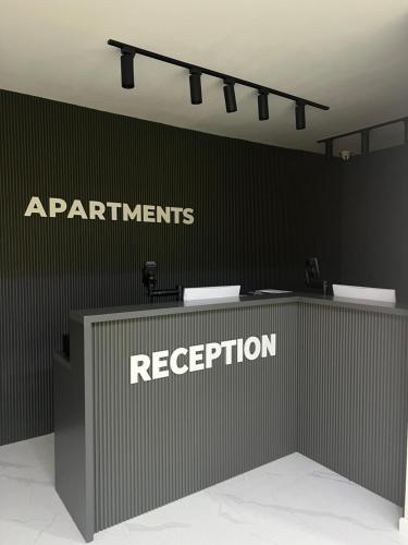 巴统Elegance Sea Views Apartments in Orbi City BATUMI的展示了实验和接收的标志