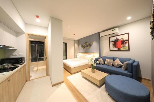 下龙湾Green Bay Garden HA LONG的客厅配有蓝色的沙发和床。