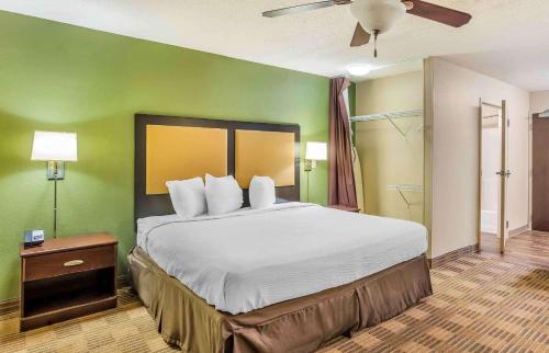 莫尔文Extended Stay America Select Suites - Philadelphia - Malvern - Great Valley的一间卧室设有一张大床和绿色的墙壁