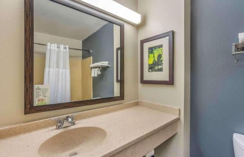 莫尔文Extended Stay America Select Suites - Philadelphia - Malvern - Great Valley的一间带水槽和镜子的浴室