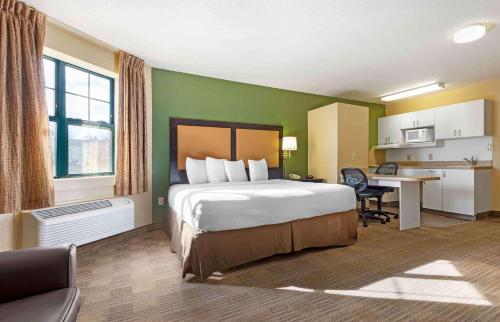 Ridgeland罗彻斯特-亨里埃塔-长住酒店的配有一张床和一张书桌的酒店客房