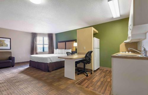 Ridgeland罗彻斯特-亨里埃塔-长住酒店的配有一张床和一张书桌的酒店客房