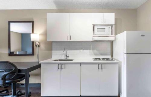 尤宁城Extended Stay America Premier Suites - Union City - Dyer St的厨房配有白色橱柜、水槽和微波炉